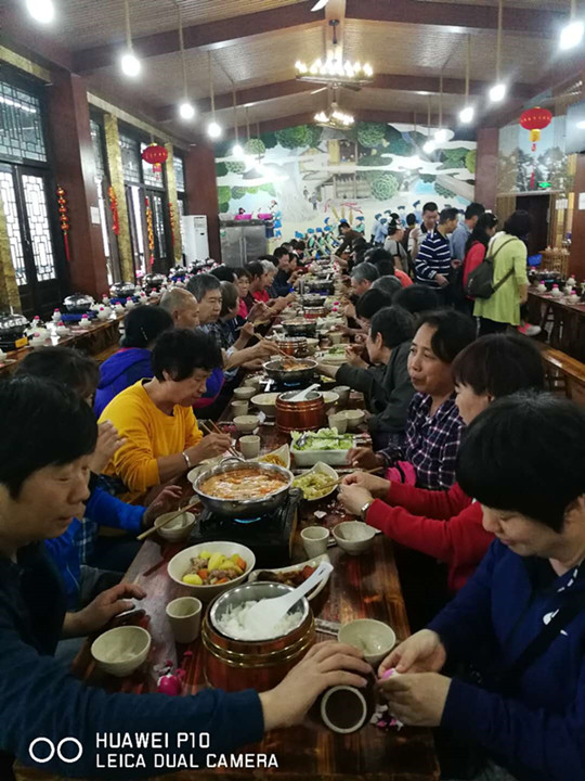 汉的电气旅游团品尝贵州苗寨长桌宴